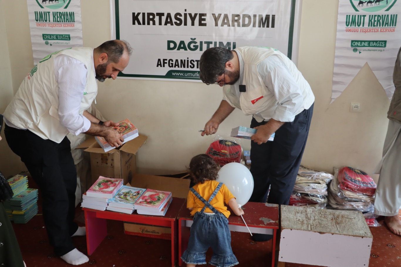 Umut Kervanından Afganistan'daki yetim ve ihtiyaç sahibi kız öğrencilere kırtasiye yardımı