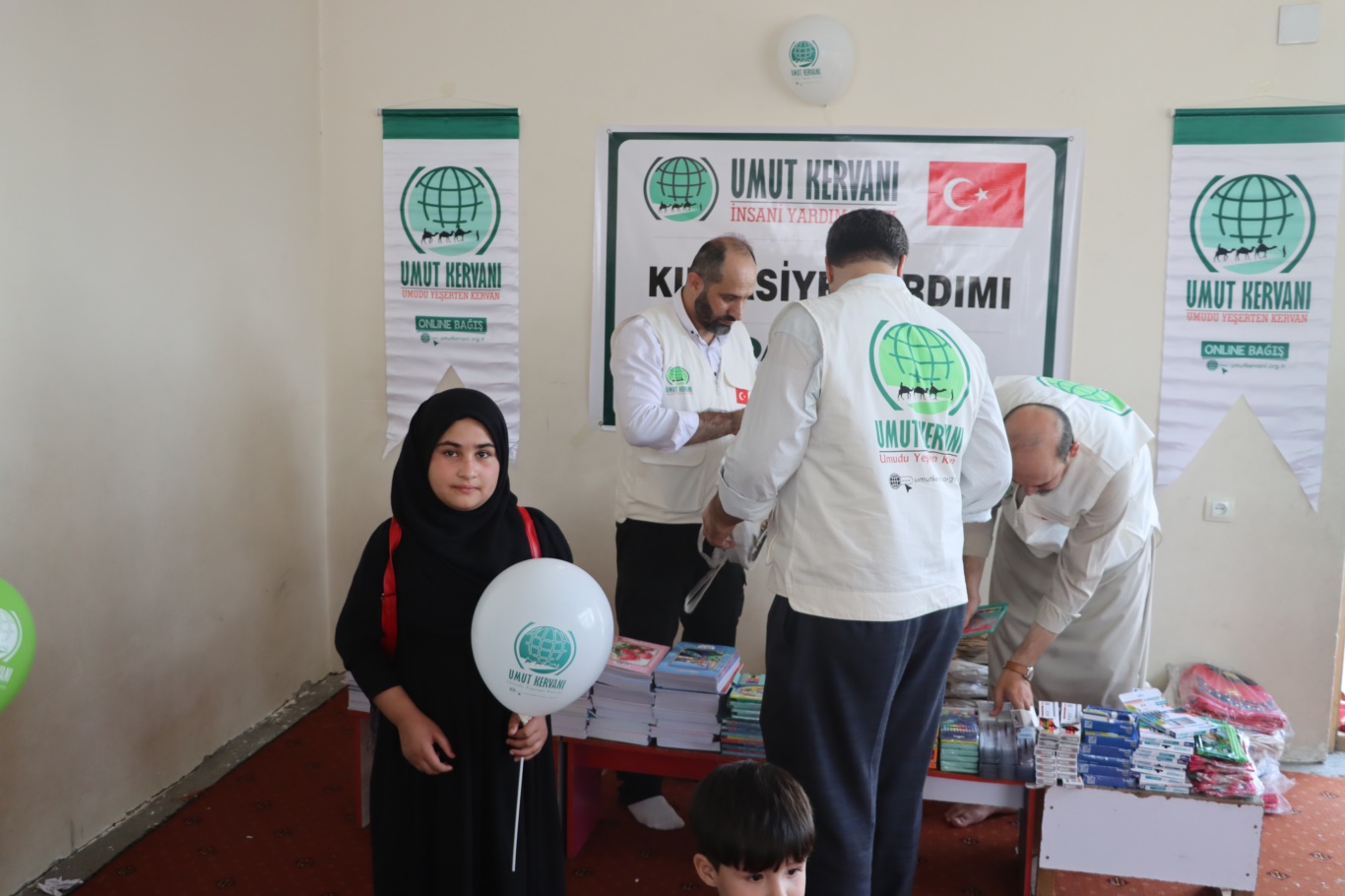 Umut Kervanından Afganistan'daki yetim ve ihtiyaç sahibi kız öğrencilere kırtasiye yardımı