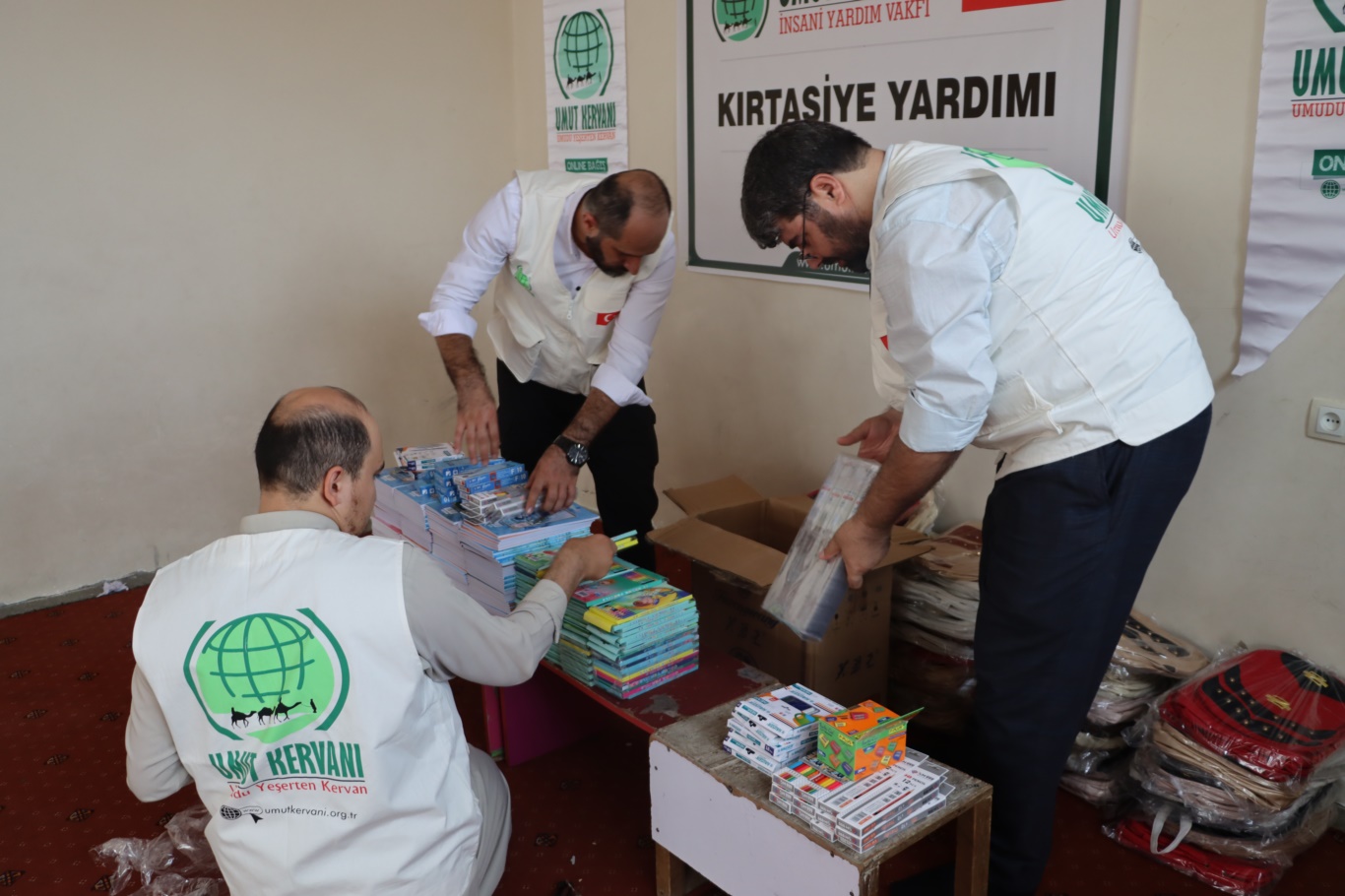 Umut Kervanından Afganistan'daki yetim ve ihtiyaç sahibi kız öğrencilere kırtasiye yardımı