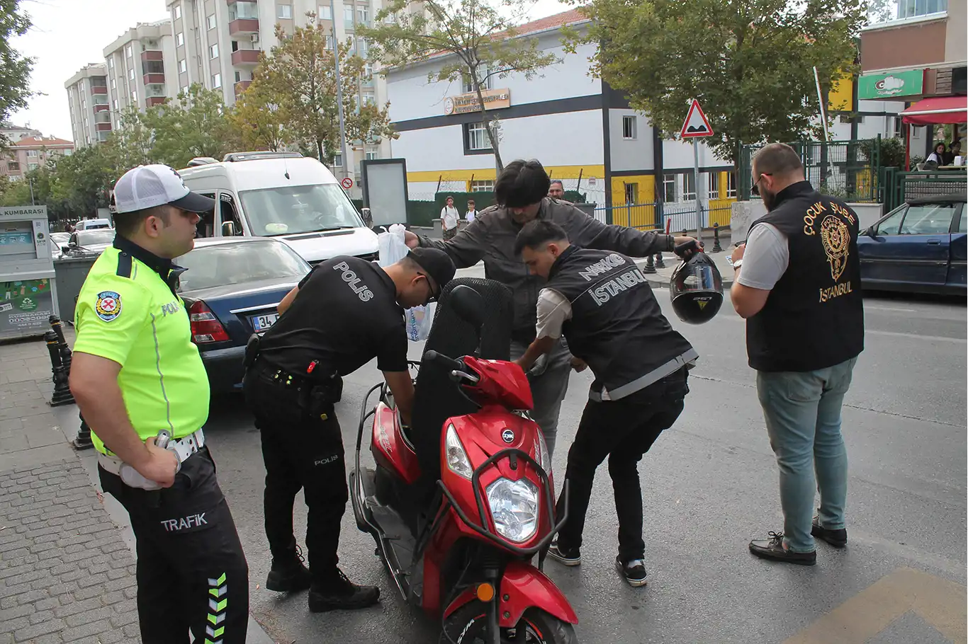 İstanbul'da okul çevrelerinde denetim devam ediyor