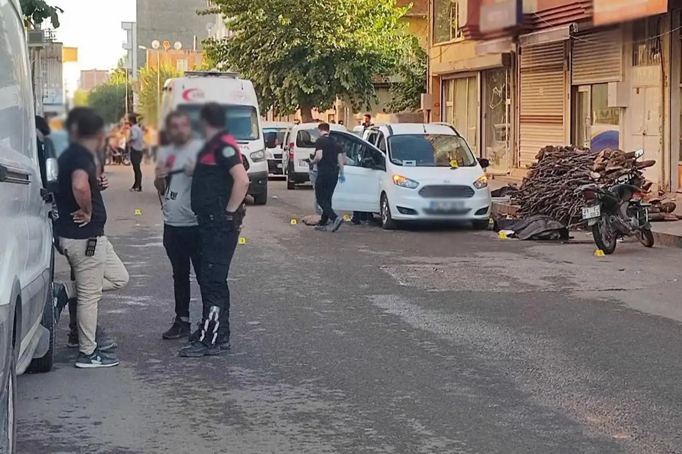 Diyarbakır'da iki aile arasında silahlı kavga: 2 ölü, 2 yaralı Diyarbakır'da iki aile arasında silahlı kavga: 2 ölü, 2 yaralı