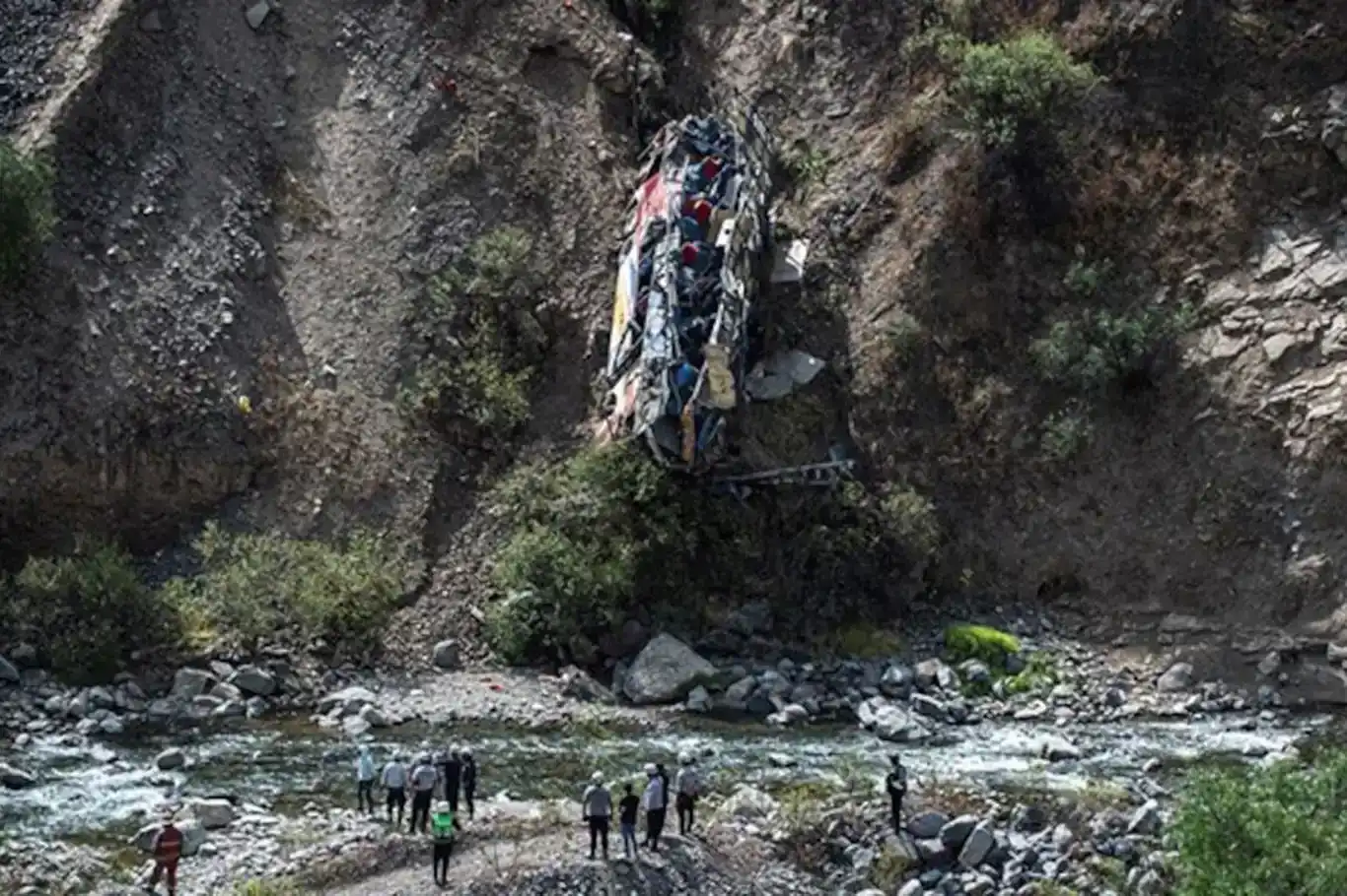 Tragic bus accident claims 24 lives in Peru's Huancavelica department