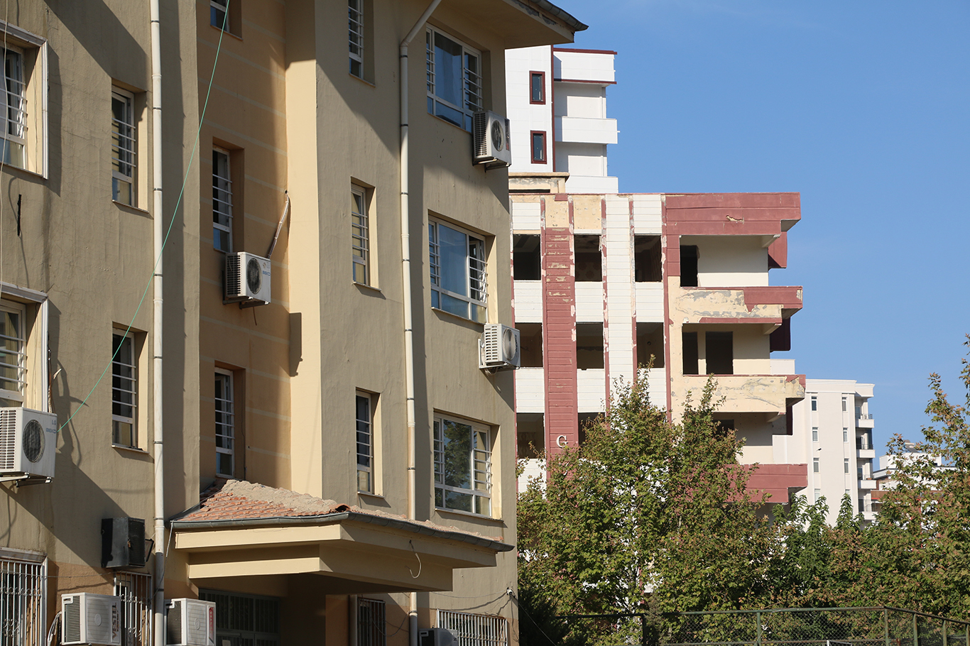 4 okulun güzergahındaki ağır hasarlı bina tehlike oluşturuyor
