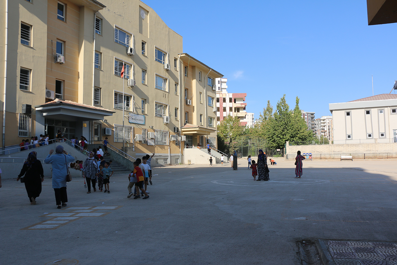 4 okulun güzergahındaki ağır hasarlı bina tehlike oluşturuyor