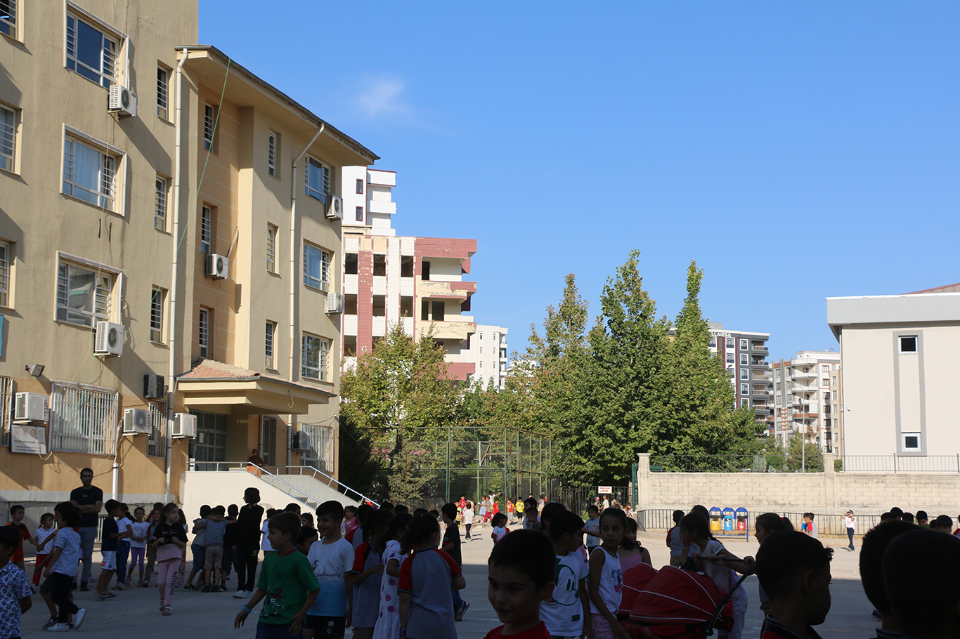 4 okulun güzergahındaki ağır hasarlı bina tehlike oluşturuyor