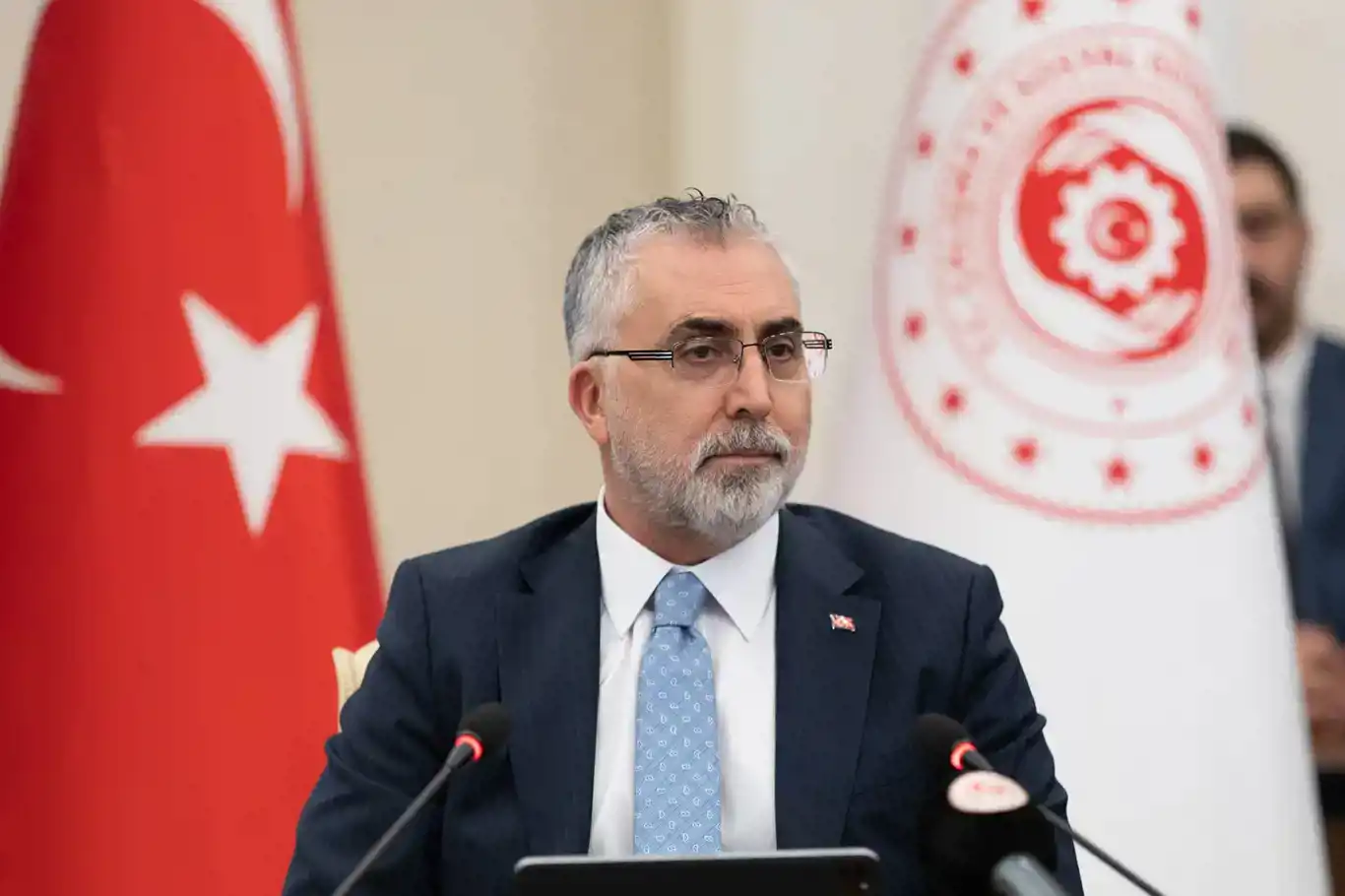 Bakan Işıkhan'dan memur ve emekli maaşlarına ilişkin açıklama Bakan Işıkhan'dan memur ve emekli maaşlarına ilişkin açıklama