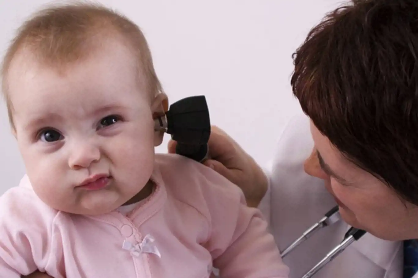 Baby hear. Дети с нарушением слуха.. Патологии слуха у детей. Ребенок с тутугоухостью. Врожденные нарушения слуха.