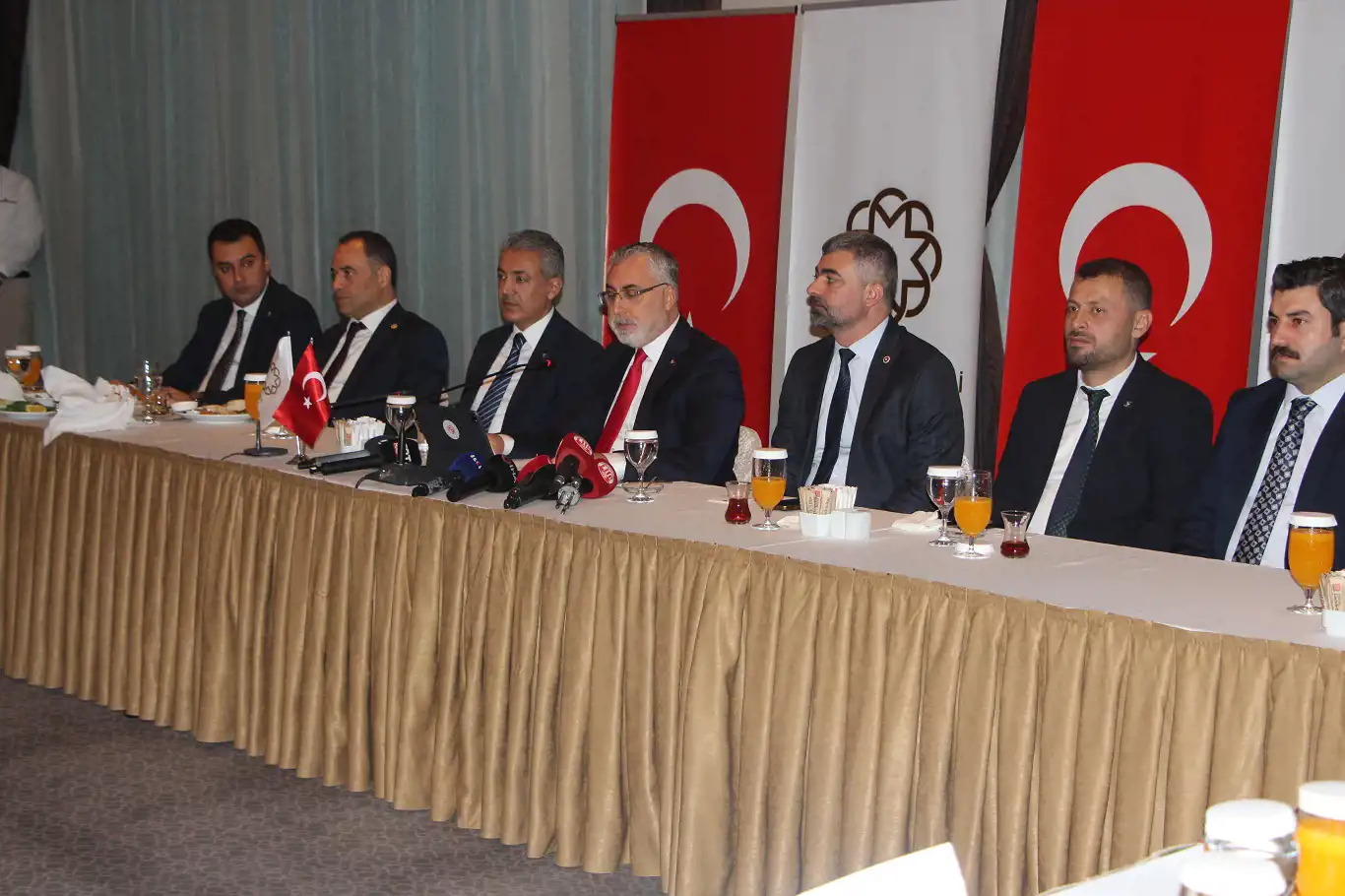 Çalışma ve Sosyal Güvenlik Bakanı Işıkhan Mardin'de STK'larla buluştu