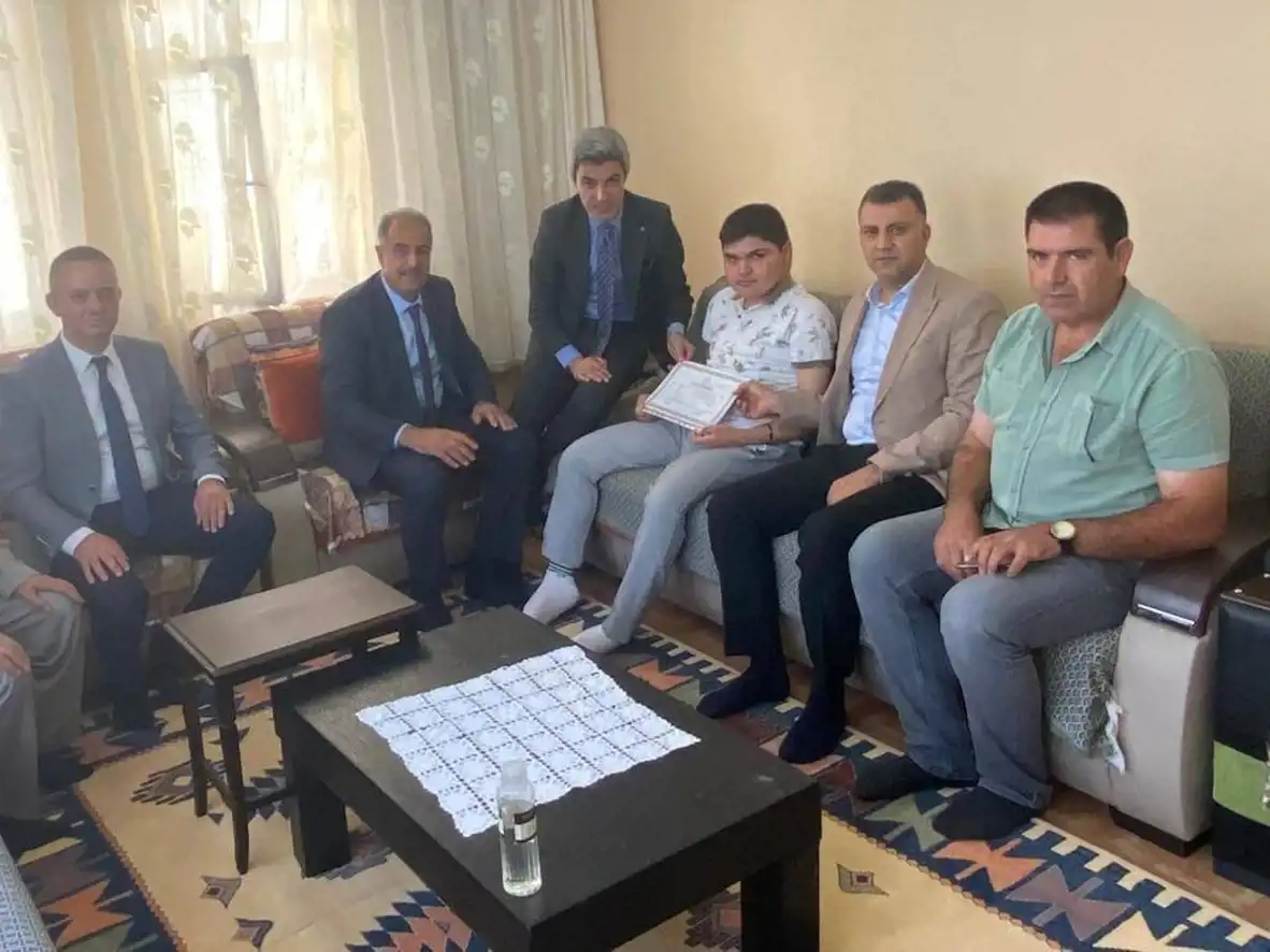 Evde eğitim gören öğrenciye diploma sürprizi Evde eğitim gören öğrenciye diploma sürprizi