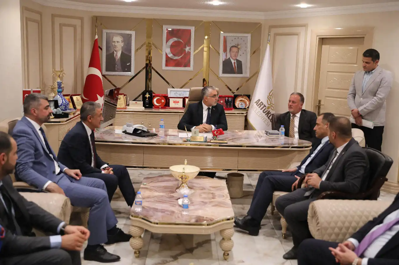 Bakan Işıkhan, Artuklu Belediyesi'ni ziyaret etti Bakan Işıkhan, Artuklu Belediyesi'ni ziyaret etti