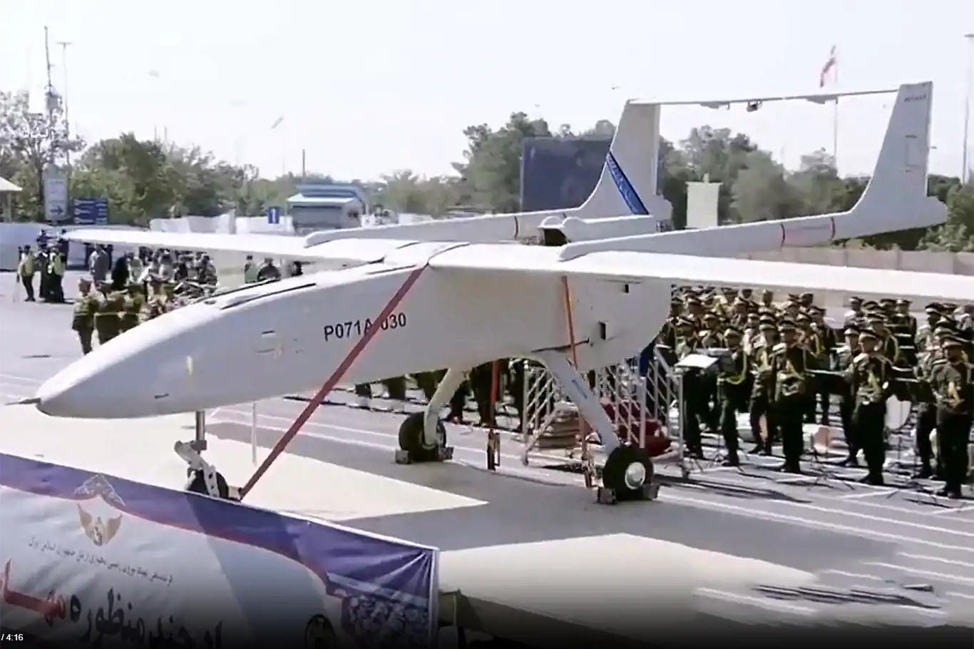 İran insansız hava araçlarını sergiledi