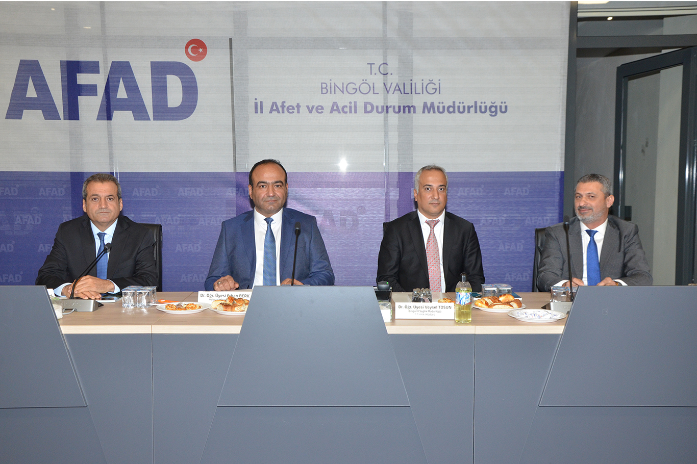 Bingöl'de 4. Bölge Acil Sağlık Koordinasyonu Merkezi toplantısı yapıldı Bingöl'de 4. Bölge Acil Sağlık Koordinasyonu Merkezi toplantısı yapıldı
