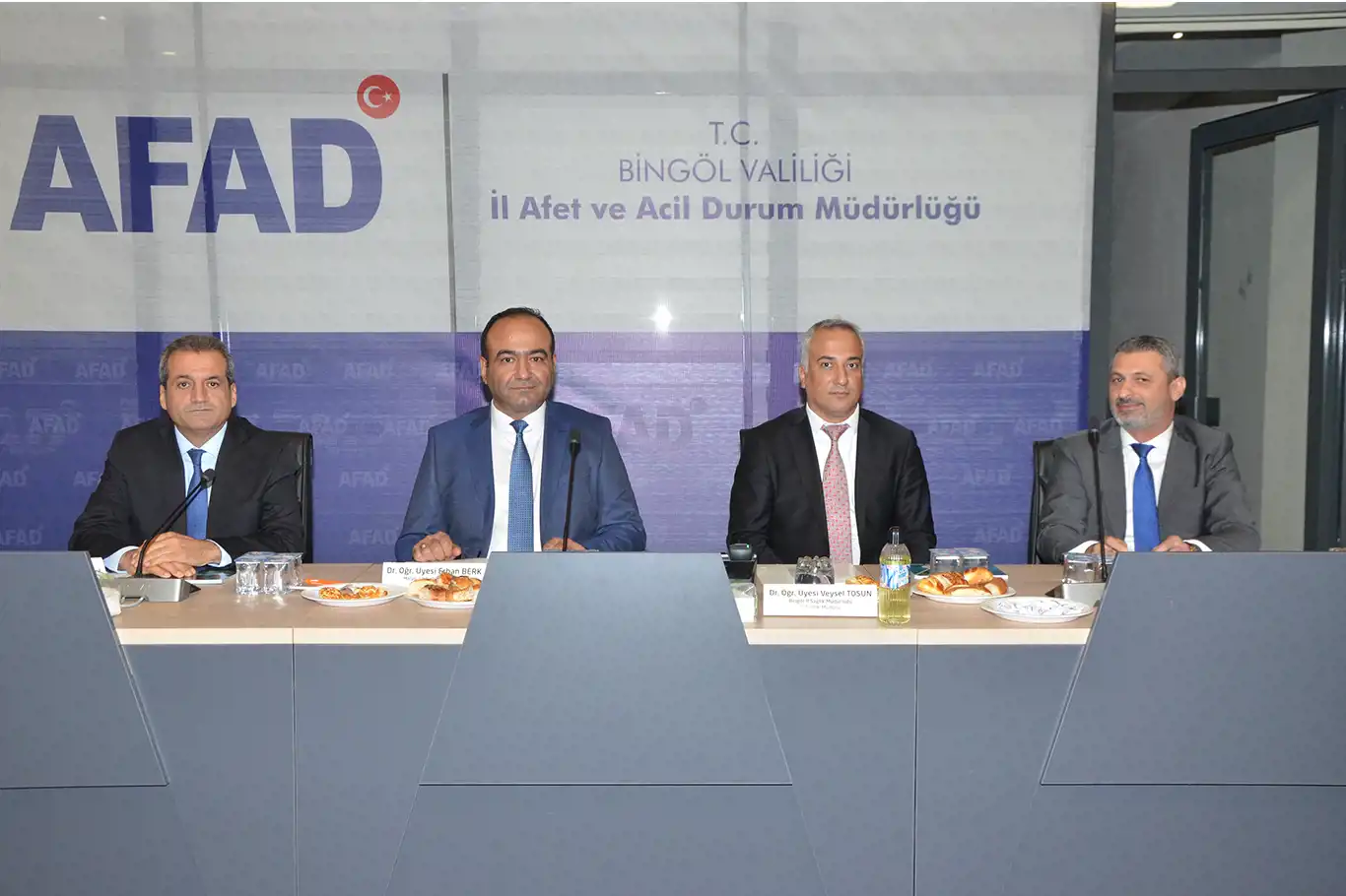 Bingöl'de 4. Bölge Acil Sağlık Koordinasyonu Merkezi toplantısı yapıldı Bingöl'de 4. Bölge Acil Sağlık Koordinasyonu Merkezi toplantısı yapıldı