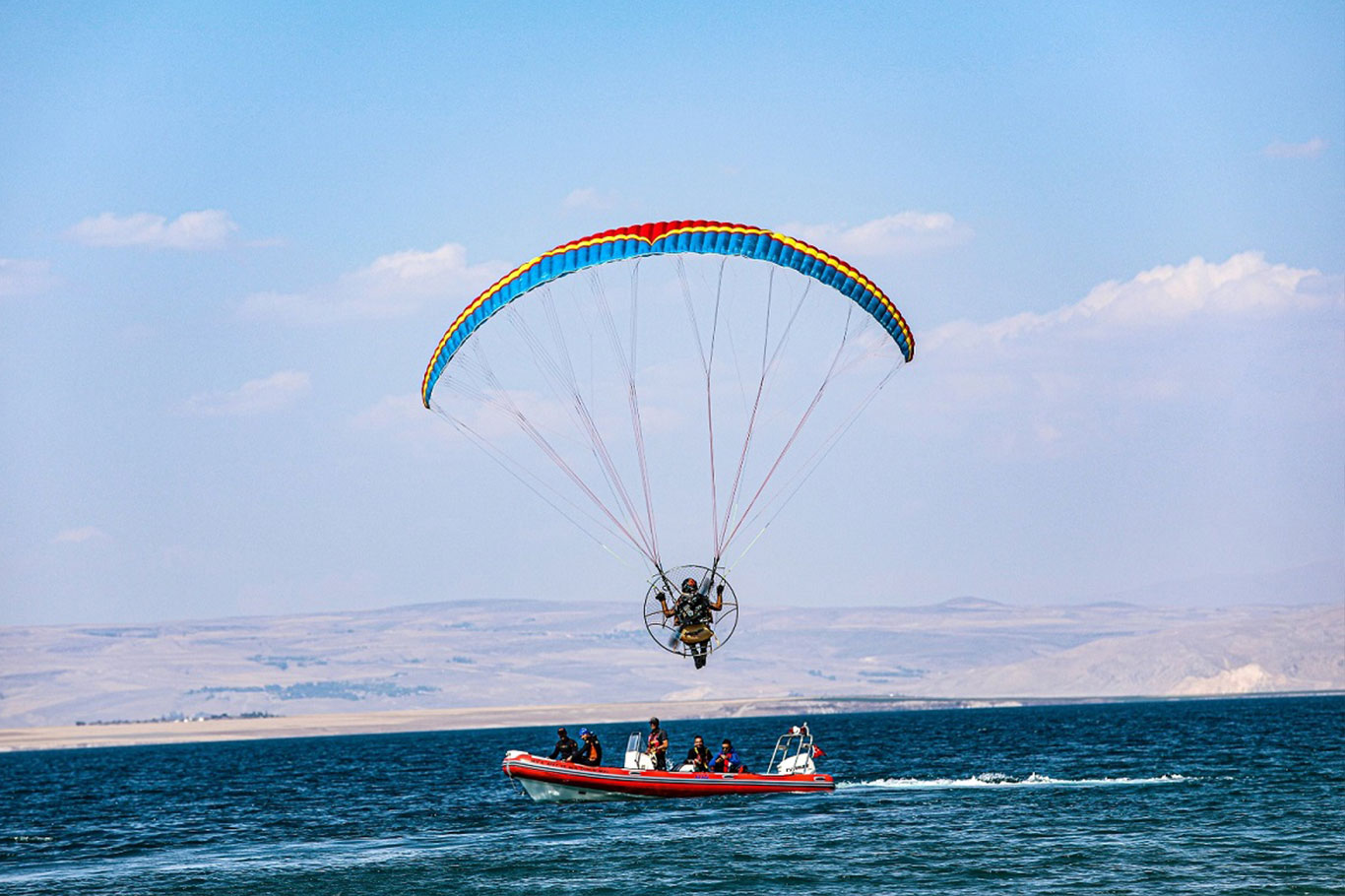 Van'da yamaç paraşütü ile paramotor şampiyonası başladı Van'da yamaç paraşütü ile paramotor şampiyonası başladı