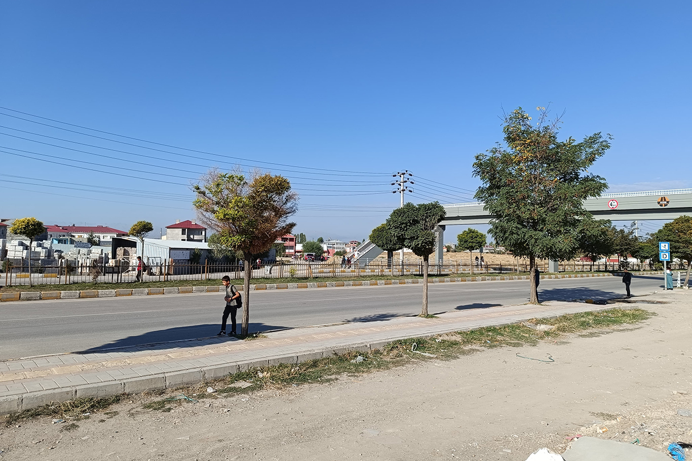 Mahallede okul olmaması öğrenci ve velileri mağdur ediyor Mahallede okul olmaması öğrenci ve velileri mağdur ediyor