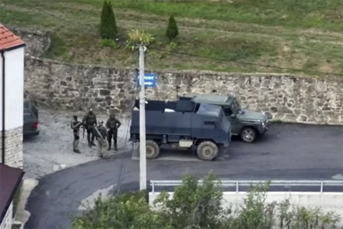Kosova'da polis manastıra giren saldırganı &ouml;ld&uuml;rd&uuml;