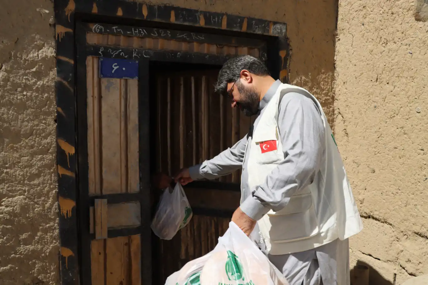 Umut Kervanı Afganistan'da ihtiyaç sahiplerine sıcak ekmek dağıttı