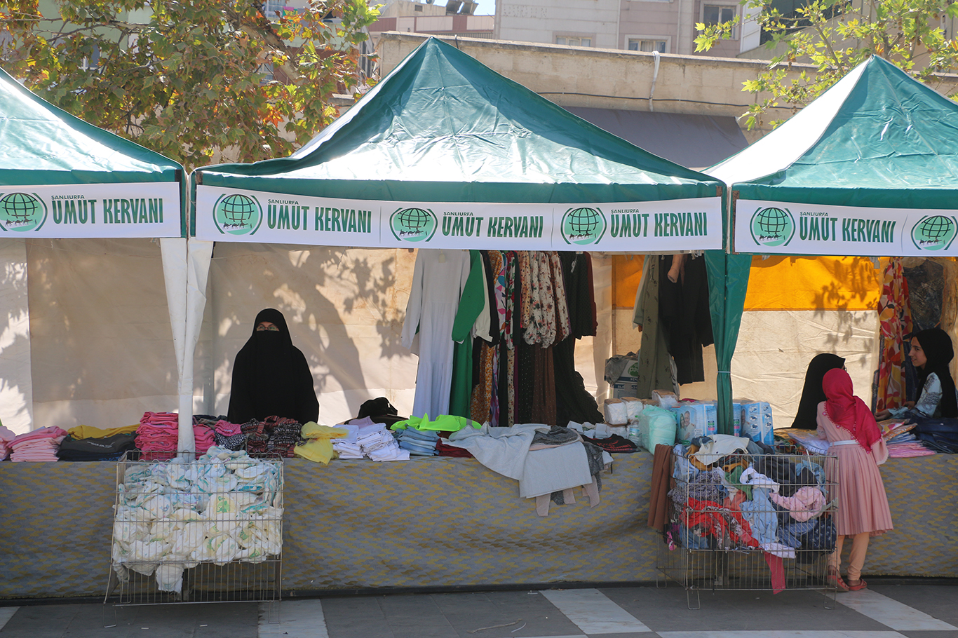 Umut Kervanı, Şanlıurfa'da ihtiyaç sahipleri yararına kermes düzenliyor