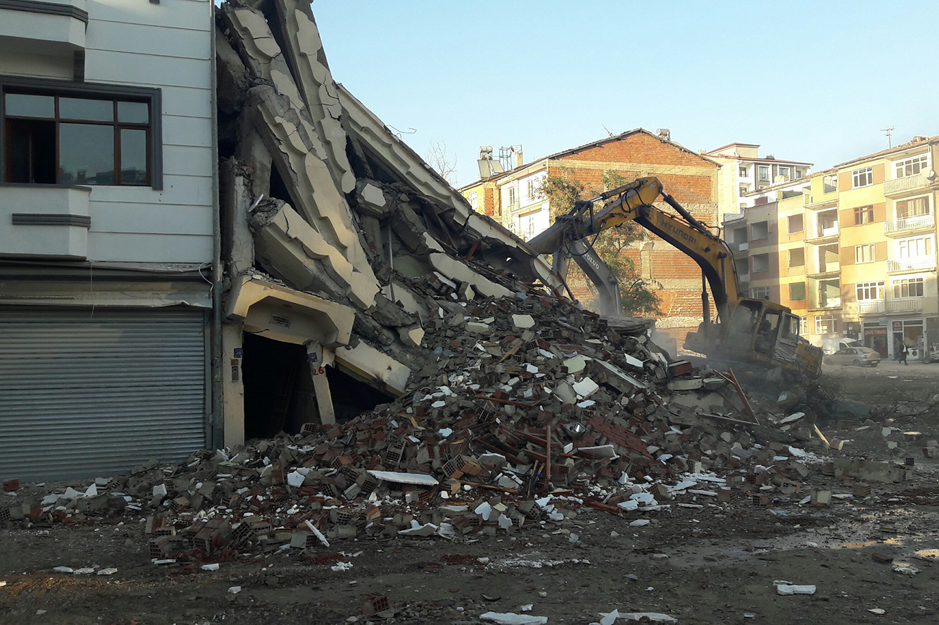 Ağır hasarlı binaların yıkımı devam ediyor