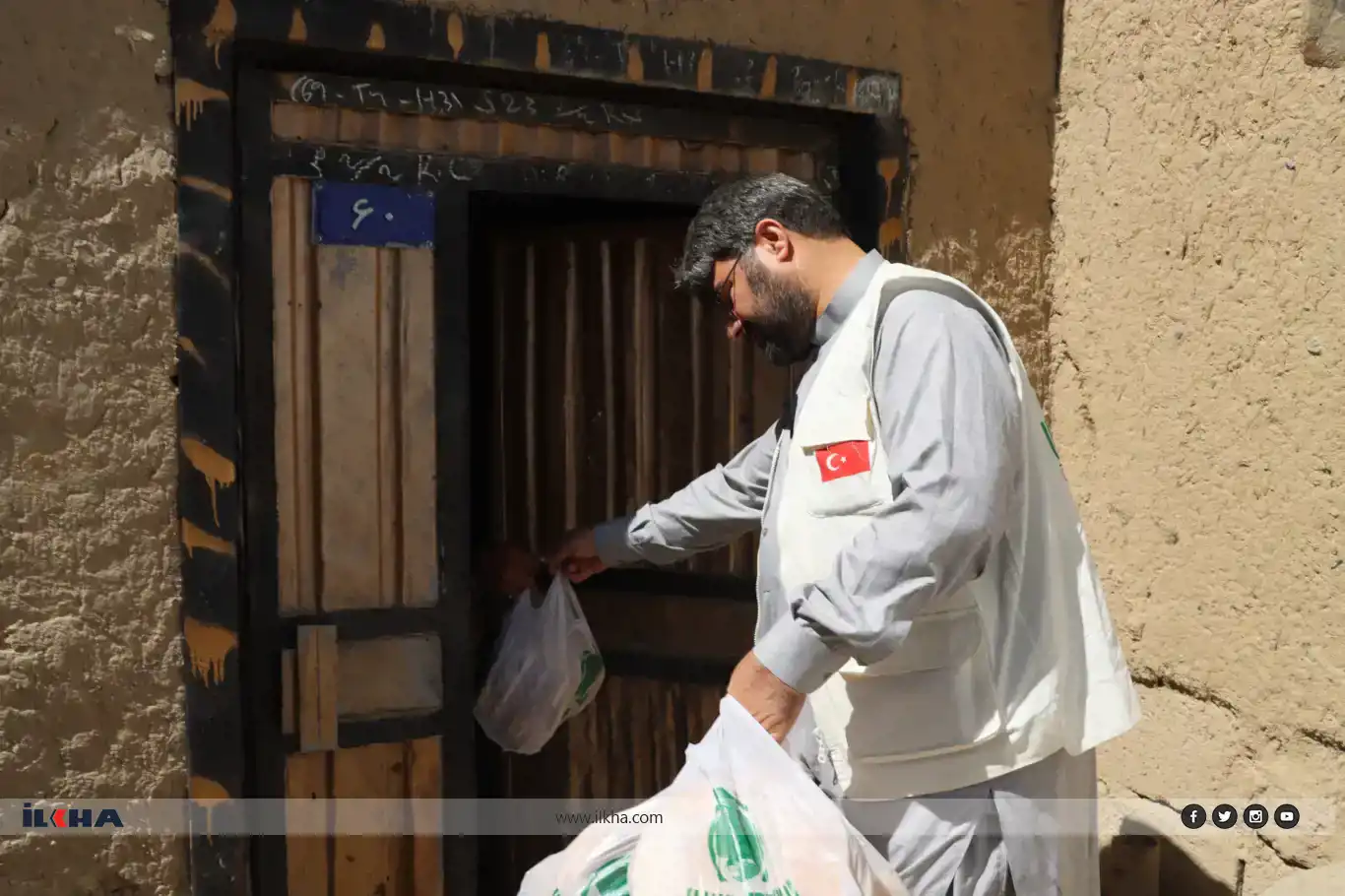 توزیع نان داغ توسط وقف کاروان امید به نیازمندان در افغانستان