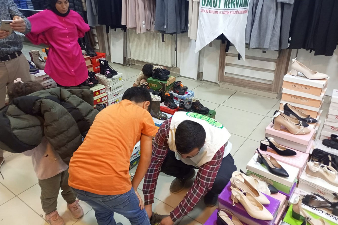 Umut Kervanı Van'da onlarca aileye kışlık yardım yaptı