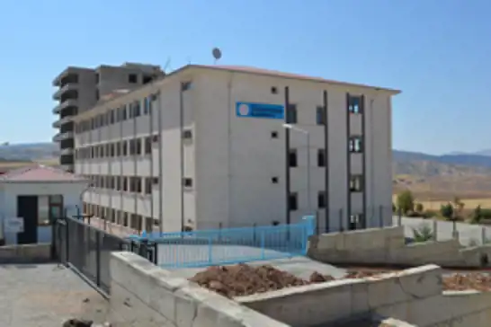Konumu itibariyle zahmetli bir yerde olan okuldan öğrenci ve veliler şikayetçi