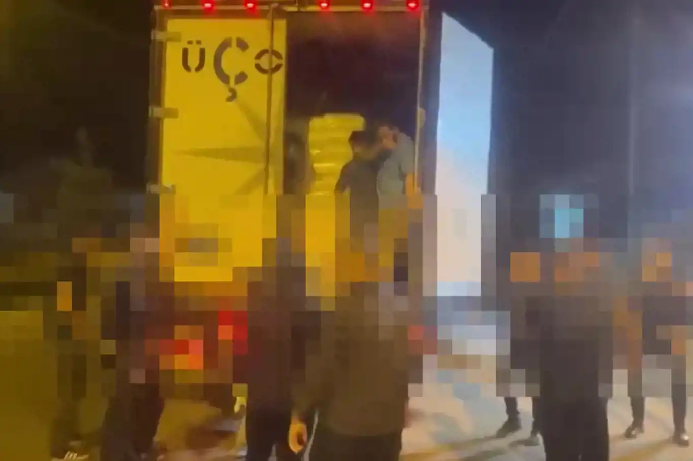 لە ترێلەی بارهەڵگرەکەدا ٨٠ کۆچبەری نائاسایی دەستگیر کران لە ترێلەی بارهەڵگرەکەدا ٨٠ کۆچبەری نائاسایی دەستگیر کران