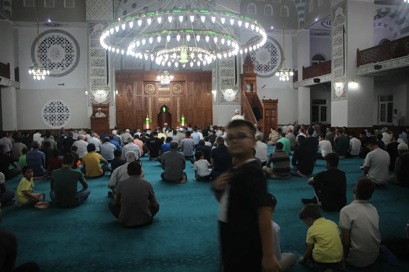 Adıyaman'da Mevlid Kandili depremde hayatını kaybedenlere dua edilerek idrak edildi Adıyaman'da Mevlid Kandili depremde hayatını kaybedenlere dua edilerek idrak edildi