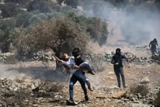 Zionist forces wound Palestinian protesters, including children