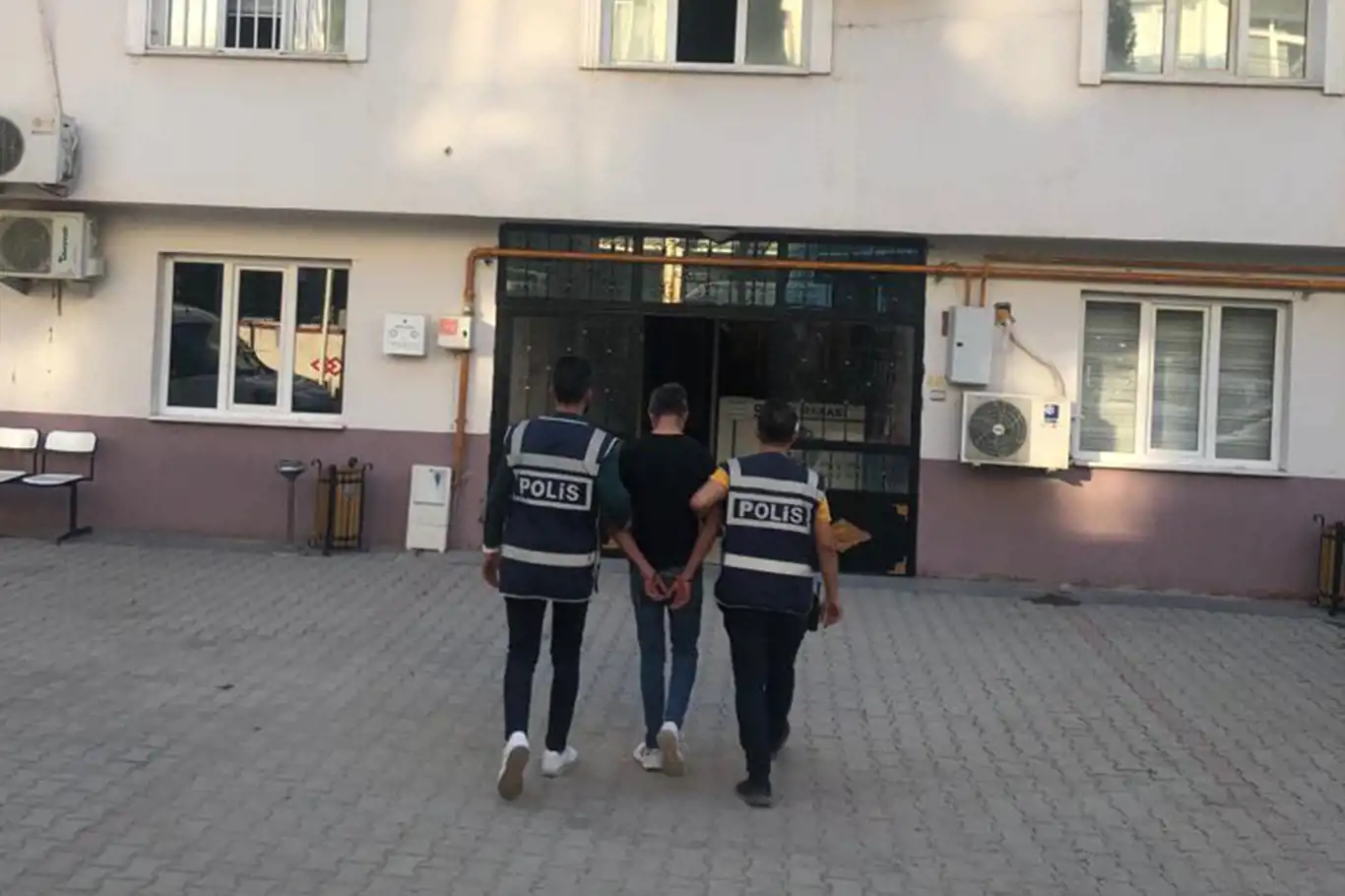 Hırsızlık şüphelisi şahıs tutuklandı Hırsızlık şüphelisi şahıs tutuklandı