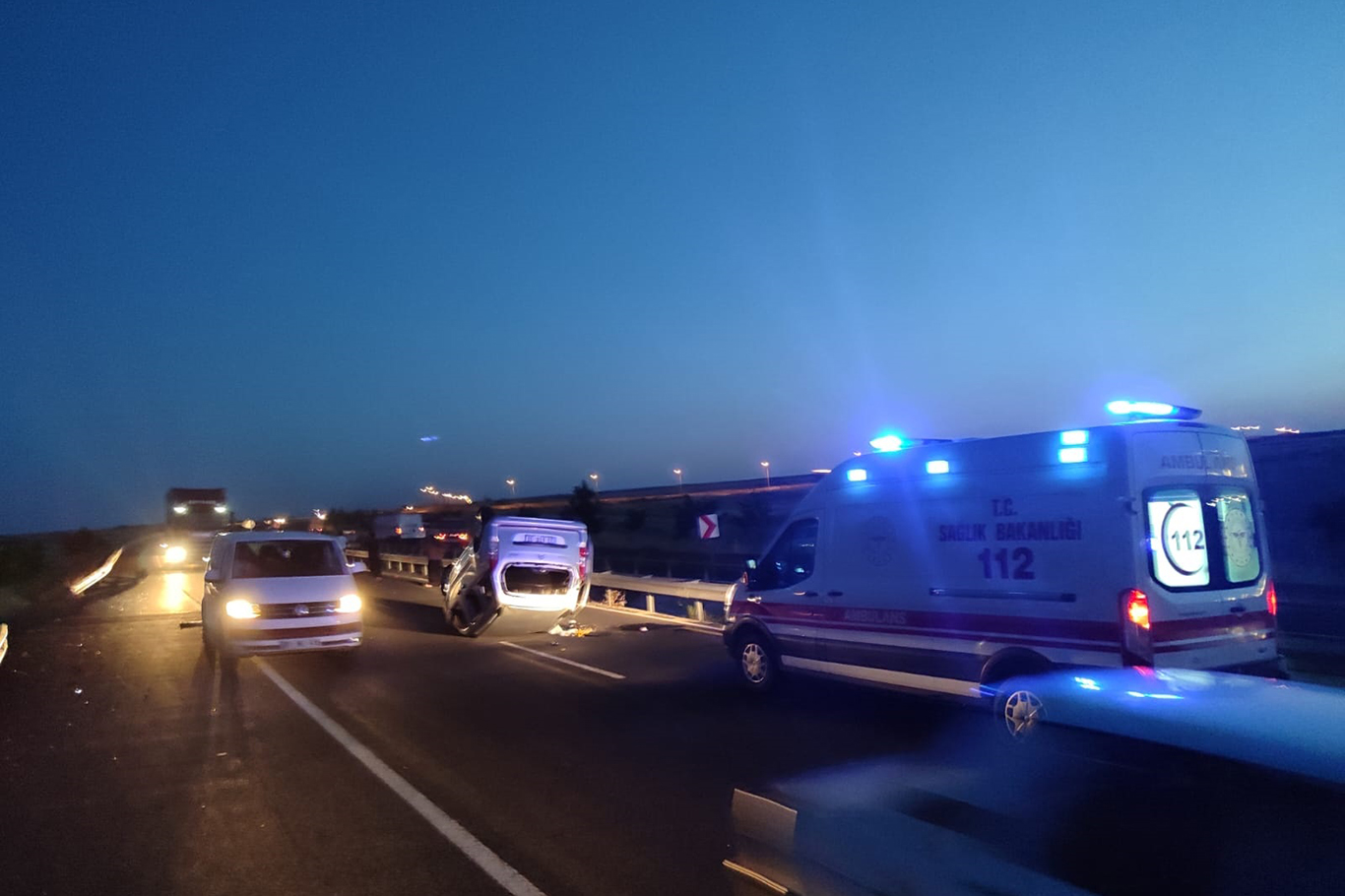 Hafif ticari araç takla attı: 5 yaralı