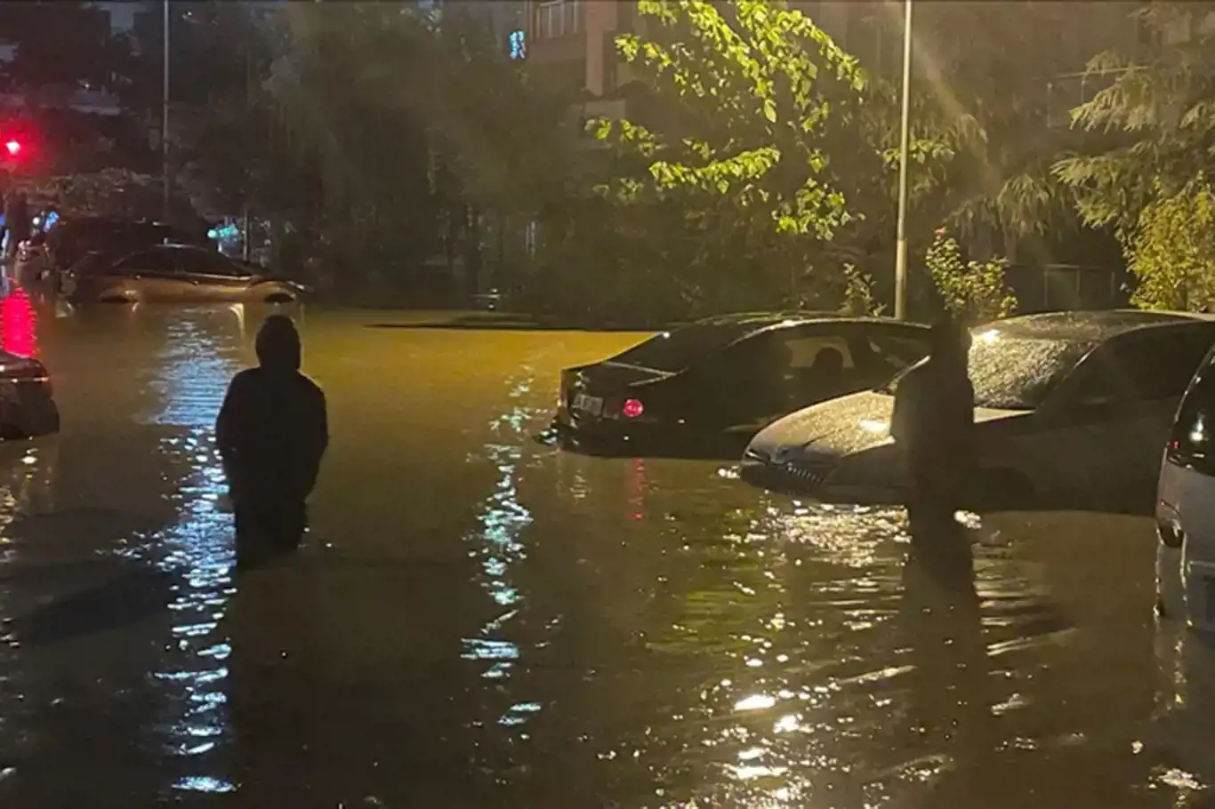 Heavy rain triggers fatal flooding in Istanbul