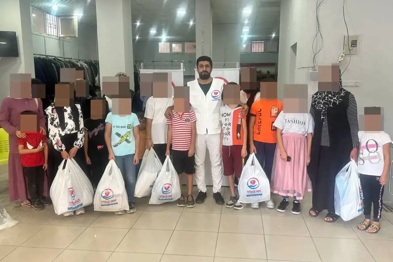 Orphans Foundation provides school supplies to 100 students in Batman Orphans Foundation provides school supplies to 100 students in Batman