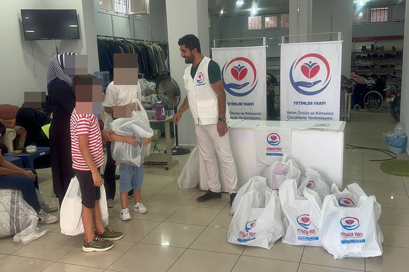 Orphans Foundation provides school supplies to 100 students in Batman Orphans Foundation provides school supplies to 100 students in Batman