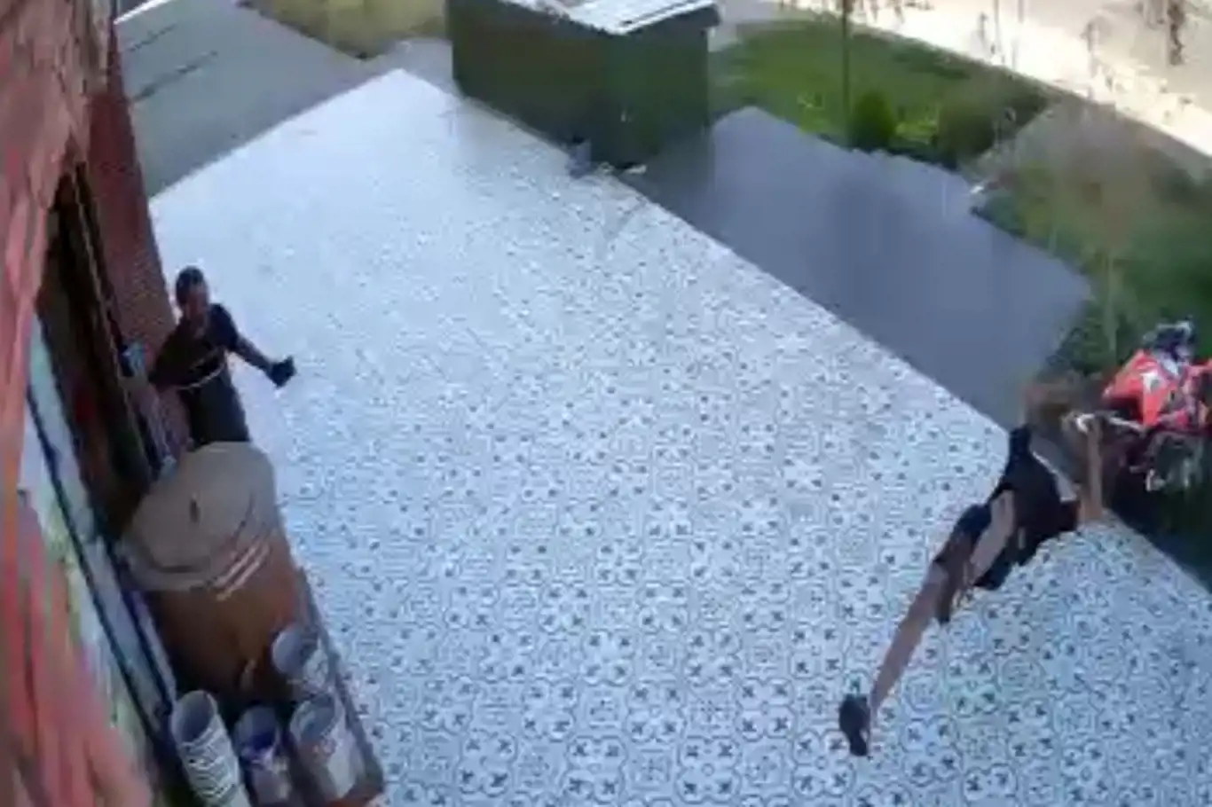 Motosiklet kazası güvenlik kameralarına yansıdı Motosiklet kazası güvenlik kameralarına yansıdı