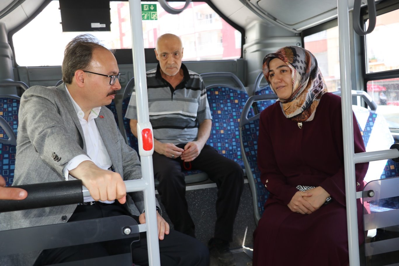 Siirt Belediye Başkan Vekili Kızılkaya, halk otobüsü hizmetini yolculuk yaparak denetledi
