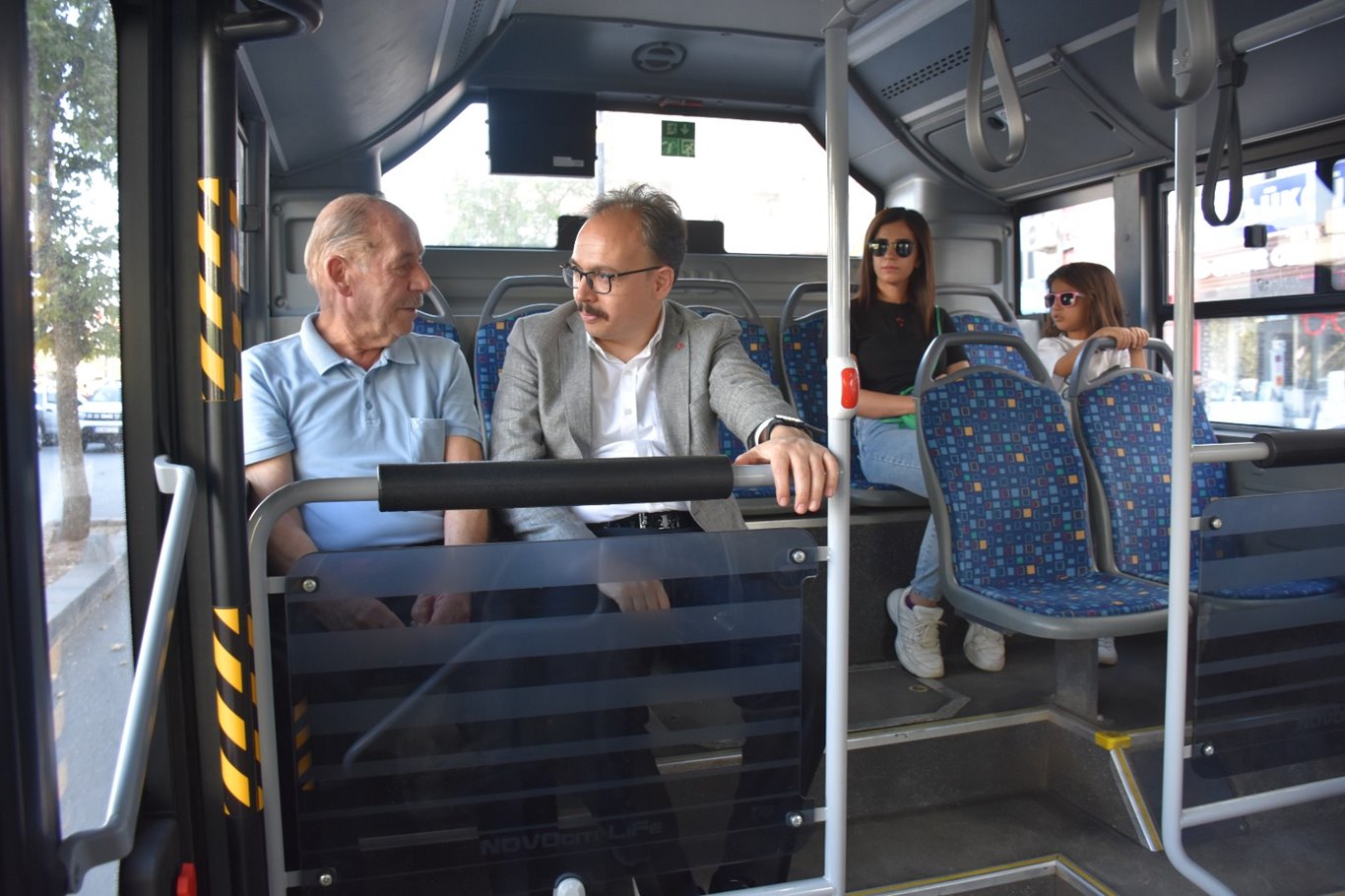 Siirt Belediye Başkan Vekili Kızılkaya, halk otobüsü hizmetini yolculuk yaparak denetledi