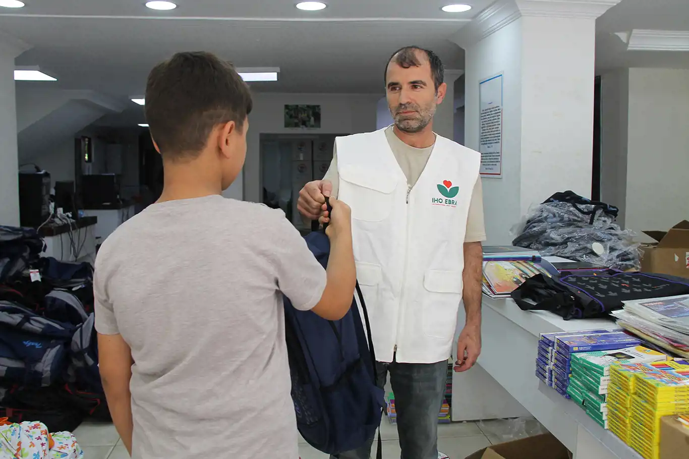İHO-EBRAR deprem bölgesindeki çocuklara kırtasiye desteğinde bulunuyor İHO-EBRAR deprem bölgesindeki çocuklara kırtasiye desteğinde bulunuyor