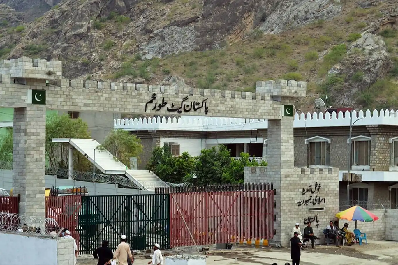 Afganistan'ın Pakistan Elçisi: Torkham Sınır Kapısı'nın kapalı olması iki ülkeye de zarar veriyor Afganistan'ın Pakistan Elçisi: Torkham Sınır Kapısı'nın kapalı olması iki ülkeye de zarar veriyor