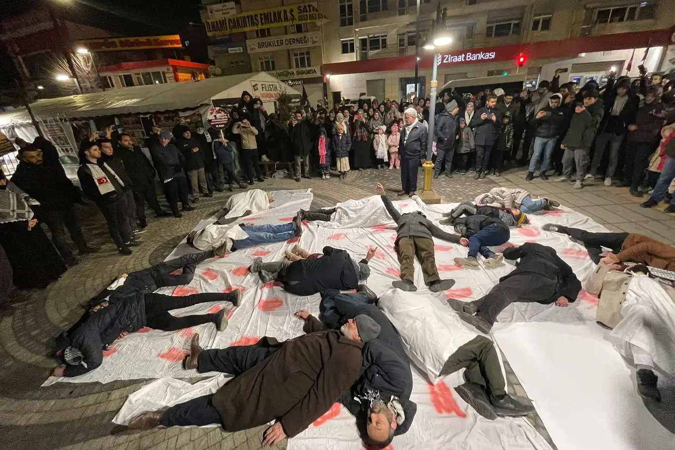 Siyonistlerin katliamlarına karşı Van’da kefenli protesto