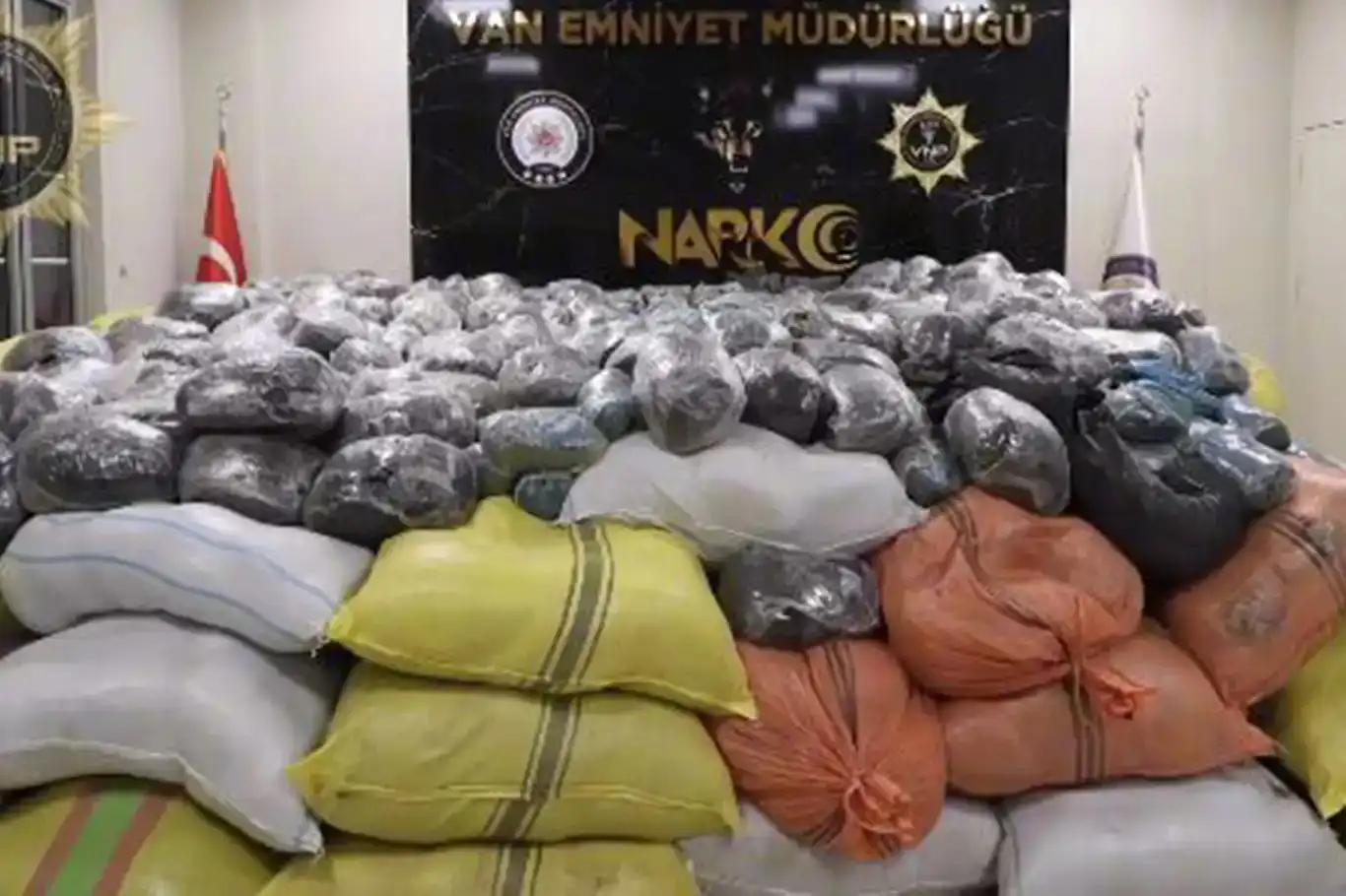 Van'da yaklaşık 10 ton uyuşturucu ele geçirildi Van'da yaklaşık 10 ton uyuşturucu ele geçirildi
