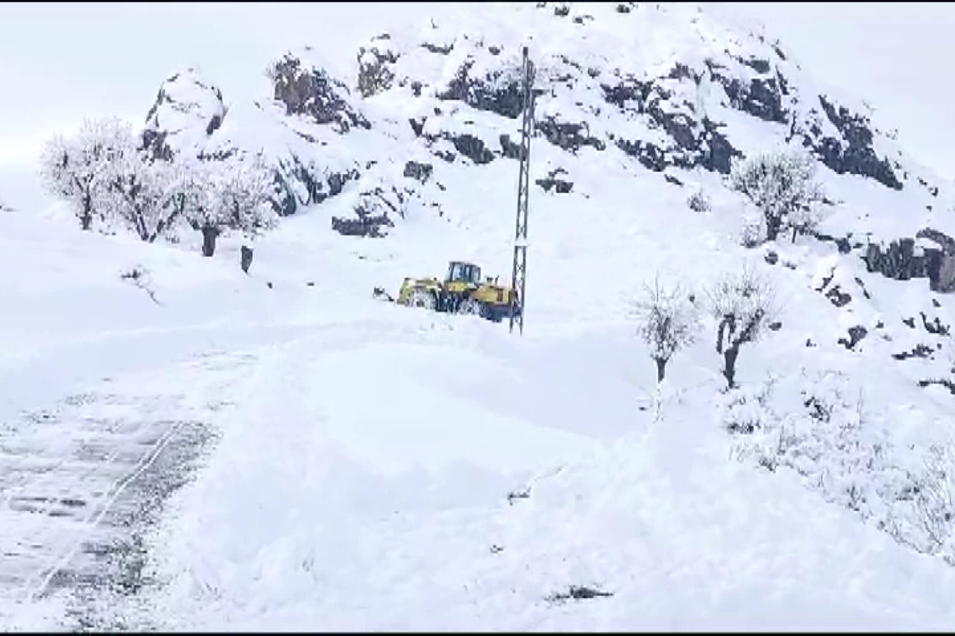 Siirt'te karla kapanan yolda mahsur kalanlar kurtarıldı 