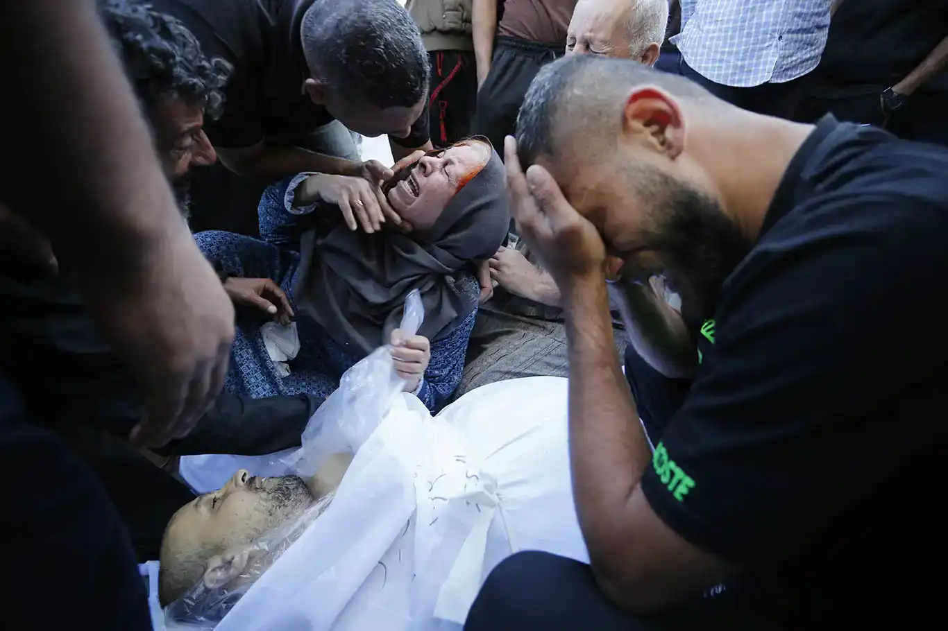 Siyonist rejimin Gazze'ye saldırıları sürüyor: En az 100 şehid