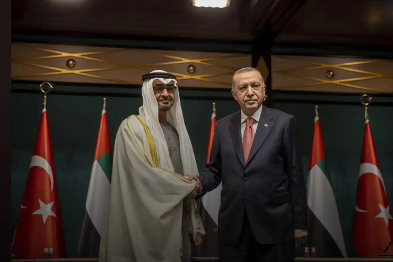  الرئيس أردوغان يجري اتصالاً هاتفياً برئيس دولة الإمارات العربية المتحدةبن زايد