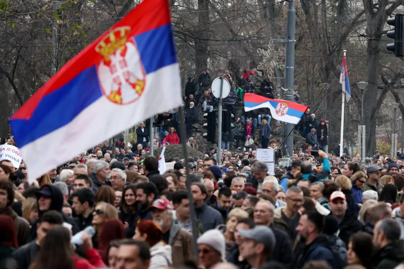 Sırbistan’da seçimlerin iptal edilmesi talebiiyle protesto gösterisi düzenlendi