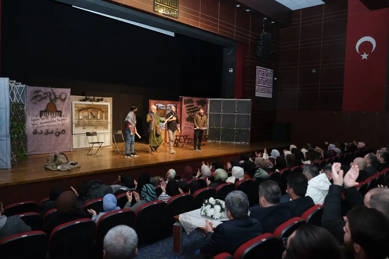 Filistin'i anlatan "Gün Doğmadan" tiyatro oyunu Mardin'de sahnelendi