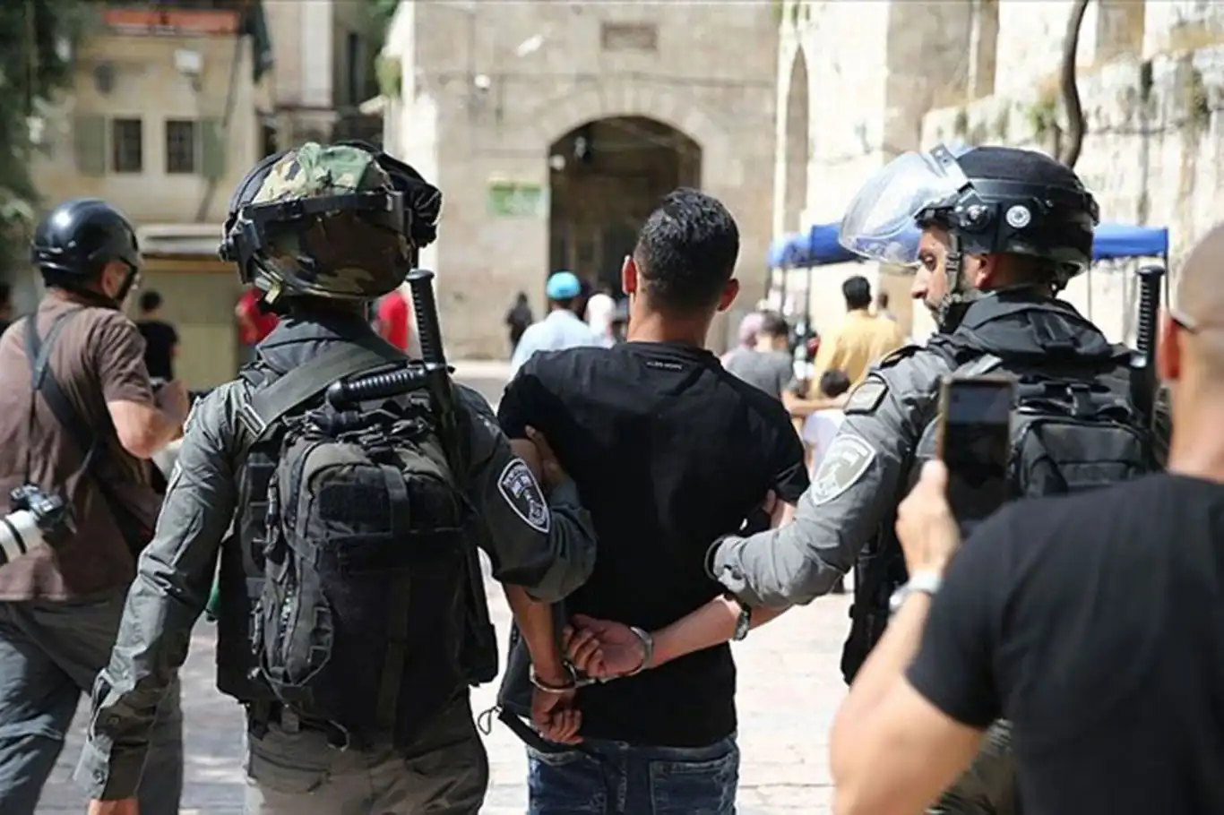 İşgal rejimi 5 Filistinliyi alıkoydu