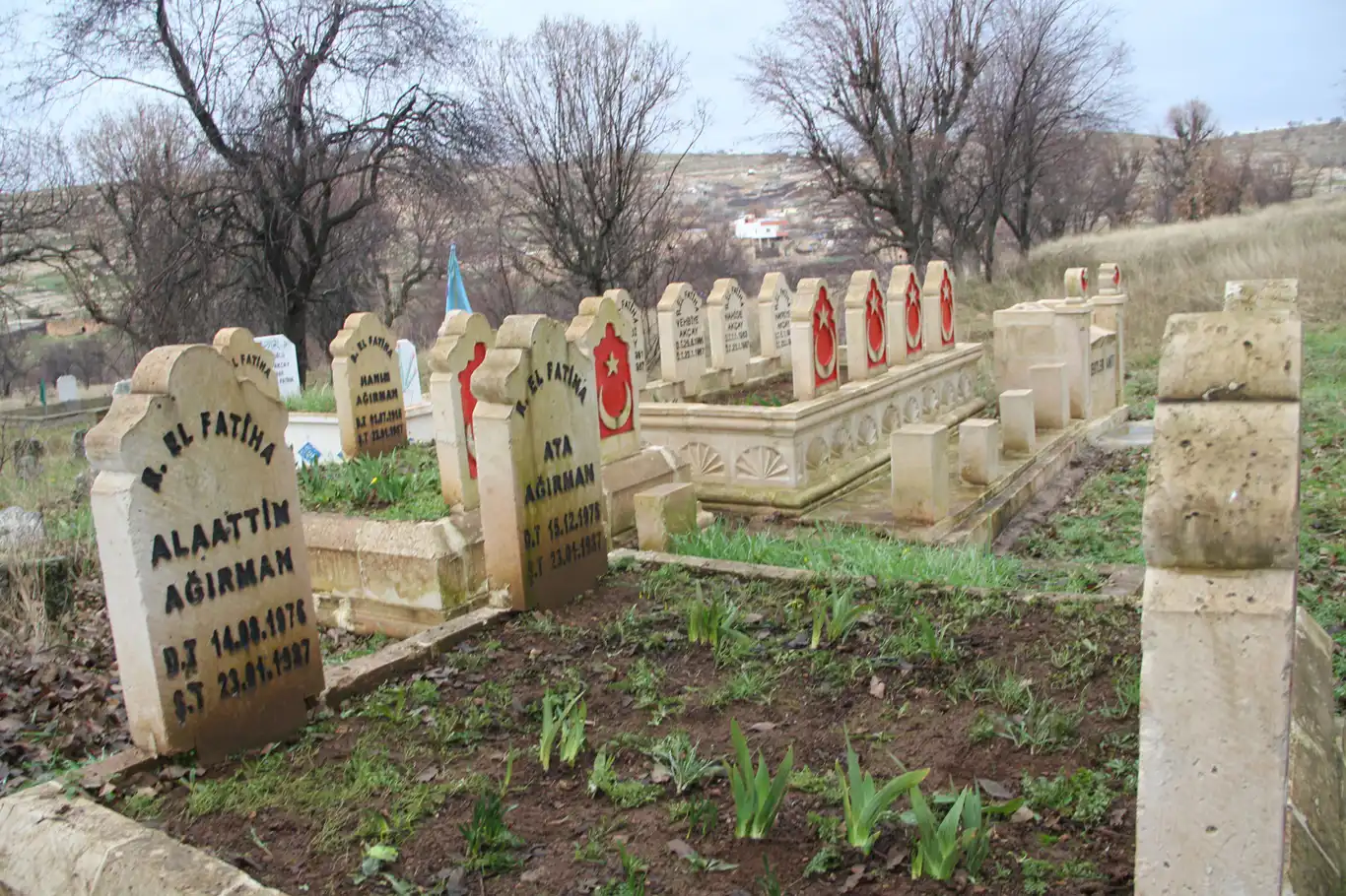 "Efeler Katliamı" kurbanları kabirleri başında anıldı "Efeler Katliamı" kurbanları kabirleri başında anıldı