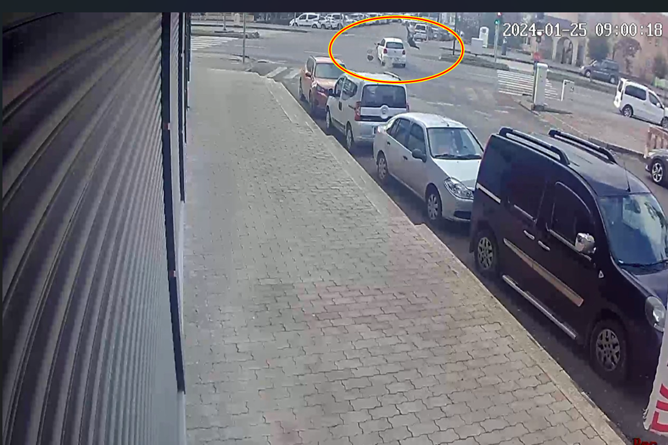 Motosiklet kazası kameralara yansıdı: 1 yaralı Motosiklet kazası kameralara yansıdı: 1 yaralı