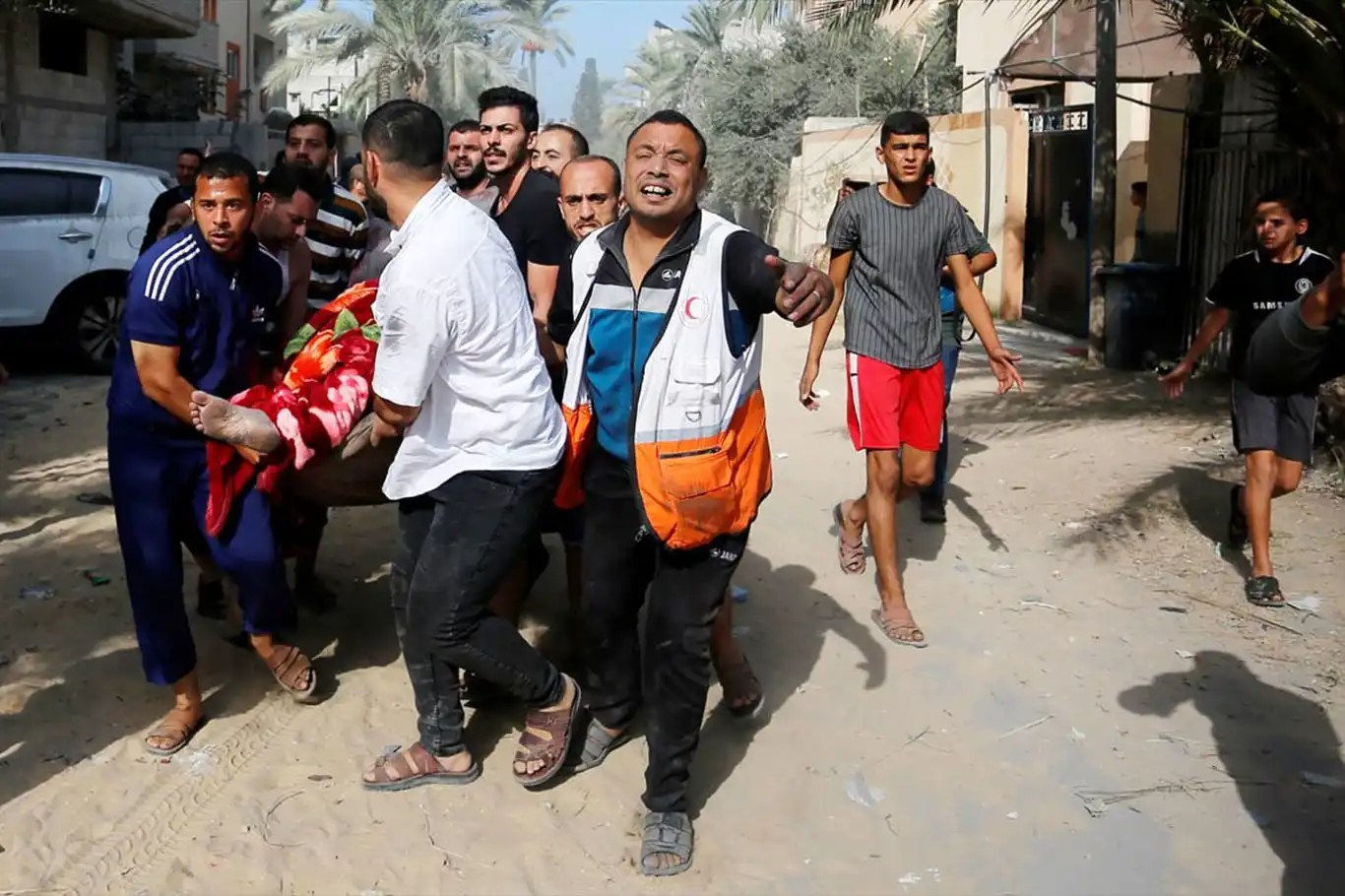 İşgal rejimi yardım tırlarını bekleyen sivilleri vurdu: 20 şehid 150 yaralı